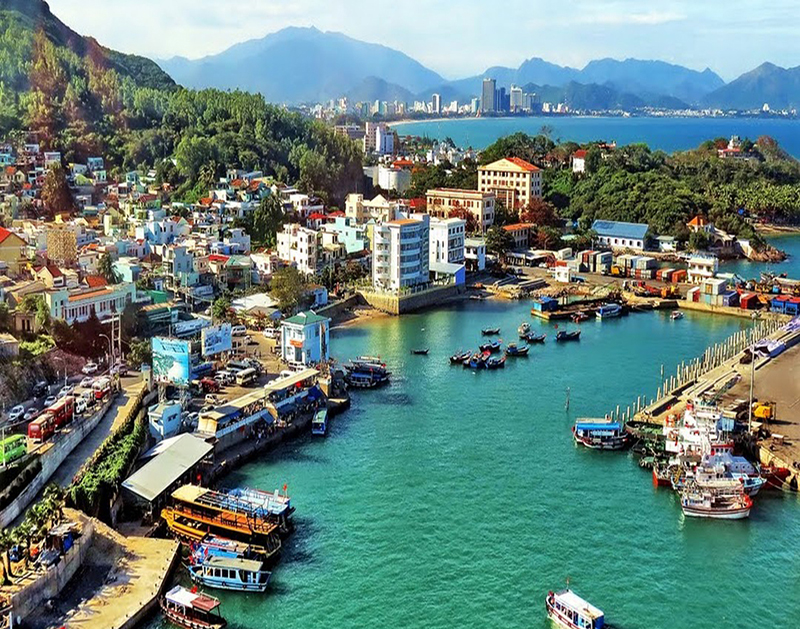 Cảng cầu đá Nha Trang là một bến cảng nhộn nhịp ở tỉnh Khánh Hòa. 