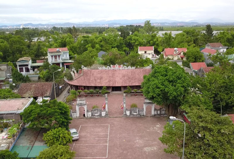 Đình Trà cổ là một kiến trúc cổ bề thế, mái lợp ngói vẩy, bốn góc đao cong vút như một con thuyền rẽ sóng lướt tới.