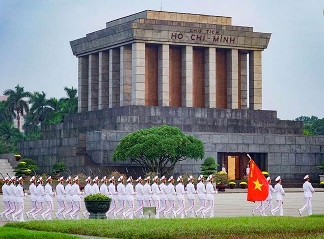 tham quan Lăng Chủ Tịch Hồ Chí Minh