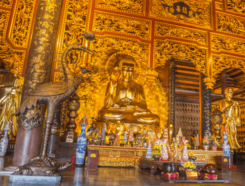 Tượng phật dát vàng to nhất tại chùa Bái Đính.