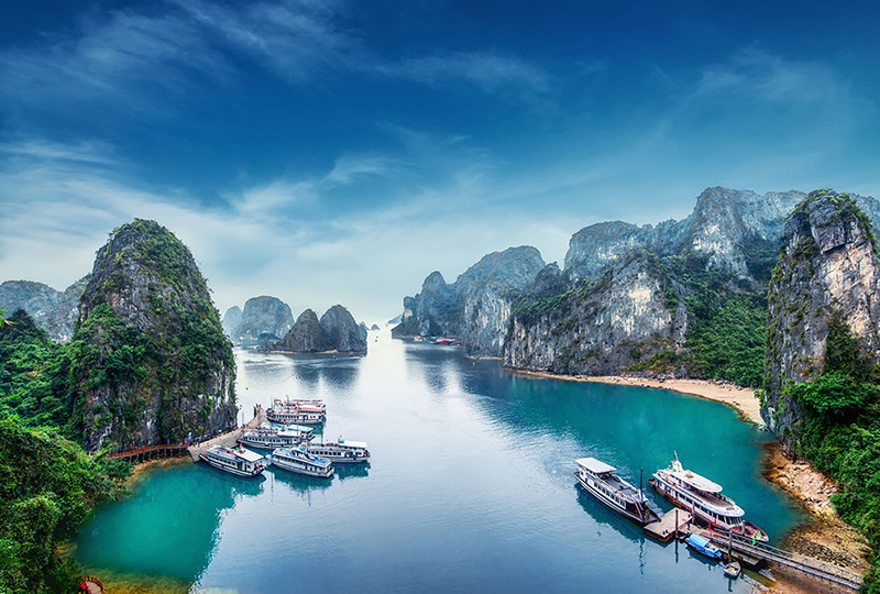 Vịnh Lan Hạ Cát Bà được yêu thích bởi vẻ đẹp hoang sơ, yên bình, với nhiều hòn đảo lớn nhỏ mang dáng hình và nét đẹp khác nhau.