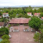 Ngôi đình là một kiến trúc cổ bề thế, mái lợp ngói vẩy, bốn góc đao cong vút như một con thuyền rẽ sóng lướt tới.