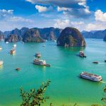 Hạ Long Bay (Vịnh Hạ Long) là một trong những điểm du lịch nổi tiếng và đẹp nhất ở Việt Nam.