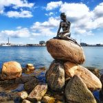 Bức tượng đồng nàng tiên cá gắn liền với truyện cổ tích của văn hào Christian Andersen.