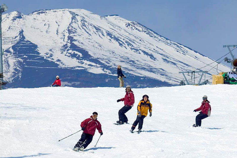 Khu trượt tuyết fujiten snow resort nổi tiếng cùng với cảnh sắc hùng vĩ cùng onsen thiên nhiên thu hút du khách.
