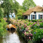 Làng Giethoorn ở Hà Lan nổi tiếng là ngôi làng cổ tích đẹp nhất hành tinh với vẻ đẹp bình yên rất thơ mộng.