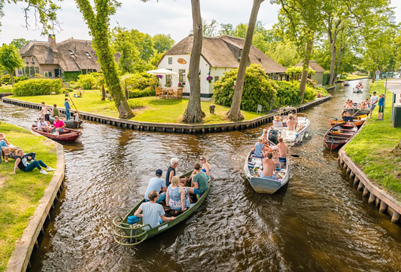 Giethoorn một trong những ngôi làng đẹp nhất thế giới, làng Giethoorn của Hà Lan hiện lên như một thế giới cổ tích giữa đời thực.