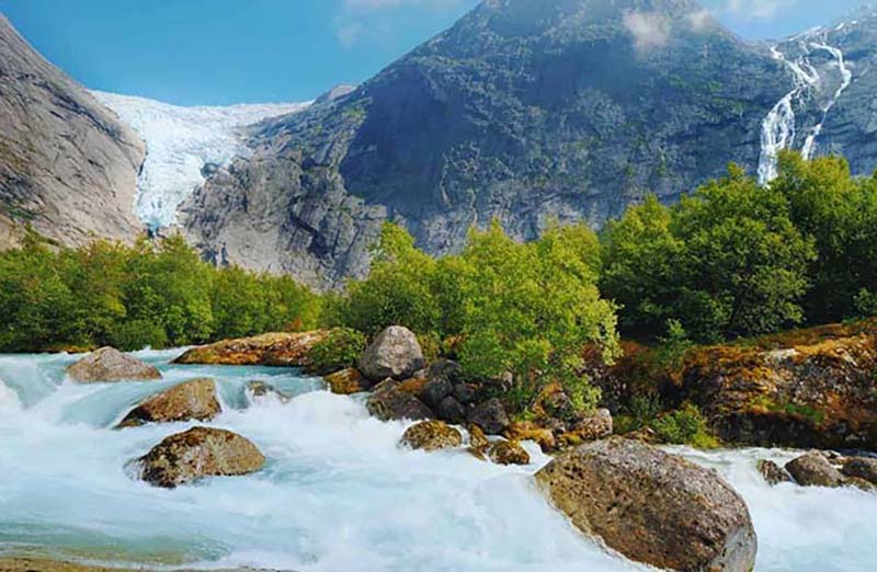 Vườn quốc gia Jostedalsbreen được mệnh danh là nơi gặp gỡ của trời mây, núi, cỏ cây và nước.