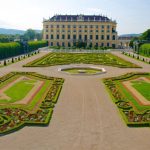 Mỗi năm cung điện Schönbrunn có hàng triệu du khách đến tham quan di sản thế giới được quốc tế công nhận.