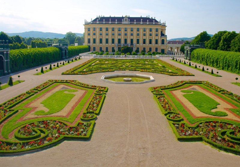 Mỗi năm cung điện Schönbrunn có hàng triệu du khách đến tham quan di sản thế giới được quốc tế công nhận.