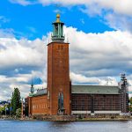 Tòa thị chính Stockholm cao 106 m bên cạnh khu nhà chính có biểu tượng Ba Vương miện bằng vàng trên đỉnh.