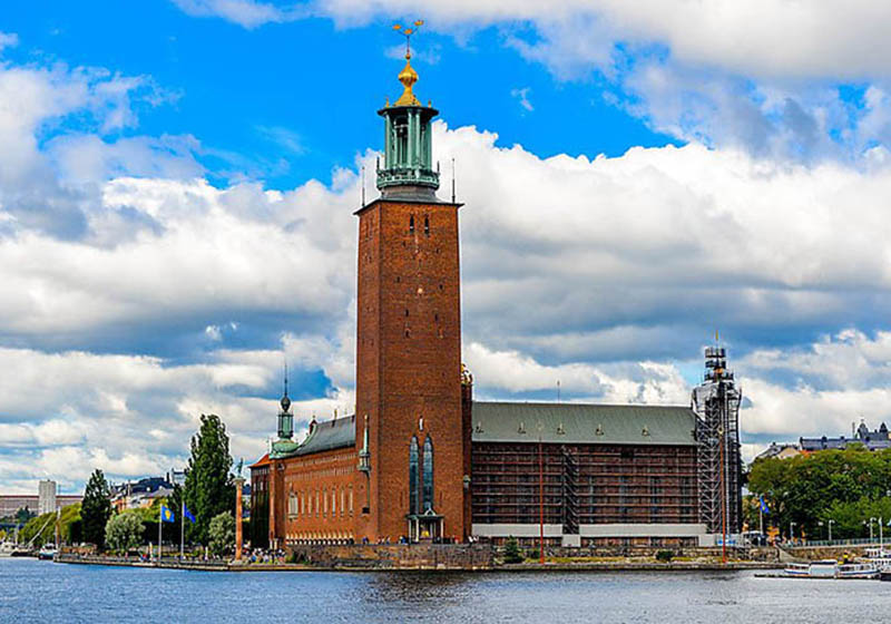 Tòa thị chính Stockholm cao 106 m bên cạnh khu nhà chính có biểu tượng Ba Vương miện bằng vàng trên đỉnh.