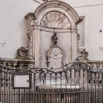 Bức tượng chú bé đứng tè (Manneken Pis) là tác phẩm của bậc thầy điêu khắc Jérome Duquesnoy, hoàn thành vào năm 1619.