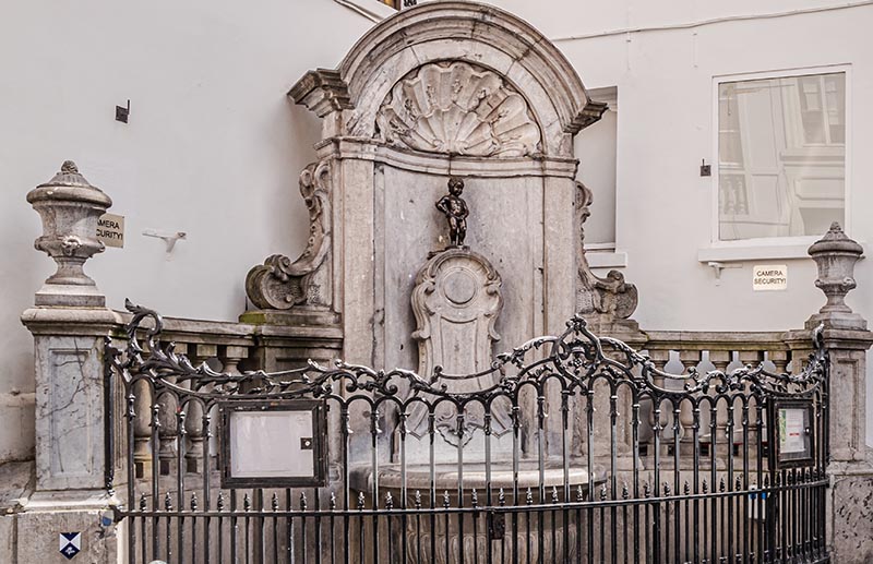 Bức tượng chú bé đứng tè (Manneken Pis) là tác phẩm của bậc thầy điêu khắc Jérome Duquesnoy, hoàn thành vào năm 1619.